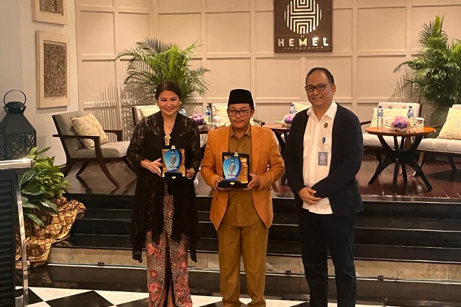 Wali Kota Malang, Sutiaji, bersama pemilik The Shalimar Boutique Hotel Malang, secara simbolis penetapan cagar budaya. (bim)