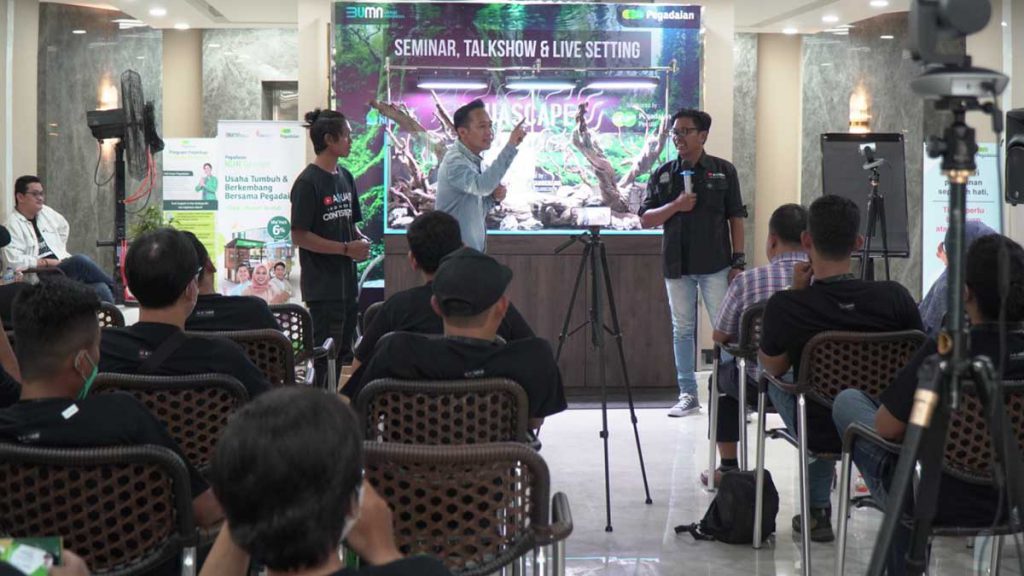 DENY HADIR: Acara Talkshow dan Live Setting Aquascape juga dihadiri satu komedian ternama tanah air yang memiliki hobi aquascape, yaitu Deny Cagur - Pegadaian Ajak Masyarakat Buka Peluang Usaha Aquascape - Dorong Kepedulian Lingkungan Sekaligus Tingkatkan Ekonomi