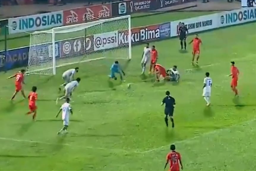 aksi penyelamatan kiper arema fc adilson maringa