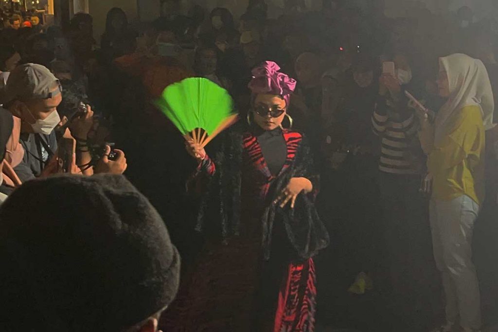Aksi peserta fesyen dalam Kayutangan Street Style di trotoar. (bim) - Begini Respons Penggagas ‘Kayutangan Street Style’ Tanggapi Pro-Kontra Netizen