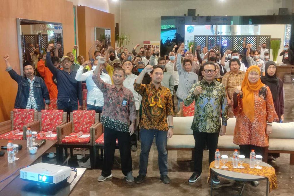 Ali Ahmad SH dan Triningsih Herlinawati, bersama para pelaku UMKM Malang Raya. (rhd) - Gus Ali: Pentingnya Standardisasi Produk UMKM, Daya Saing Perdagangan Bebas