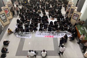 Aliansi Mahasiswa UIN Malang, saat menggelar aksi dan berhasil memasuki Gedung Rektorat UIN Malang. (bim) - Aliansi Mahasiswa UIN Malang Tuntutkan Hasil Serapan E-Complain Sema ke Pimpinan Kampus