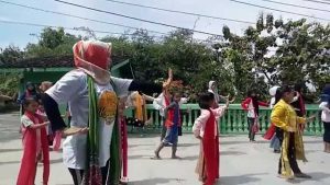 Anak-anak belajar menari Thengul - Kampoeng Thengul di Margomulyo, Lestarikan Seni Khas Bojonegoro dan Dorong Ekonomi Warga