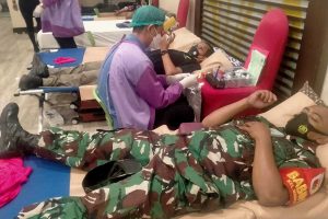 Anggota Kodim 0833 dan jajaran ikut jadi pendonor darah Anniversary ke-10 Savana Hotel. (ist) - Ratusan Pendonor Darah Sukseskan Anniversary ke-10 Savana Hotel
