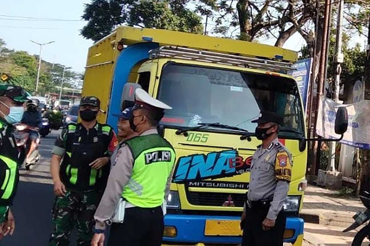 Anggota gabungan TNI-POLRI Masifkan Pos Pam PMK. (ist) - Sejumlah Koramil Kodim 0833 Masifkan Pos Pam PMK