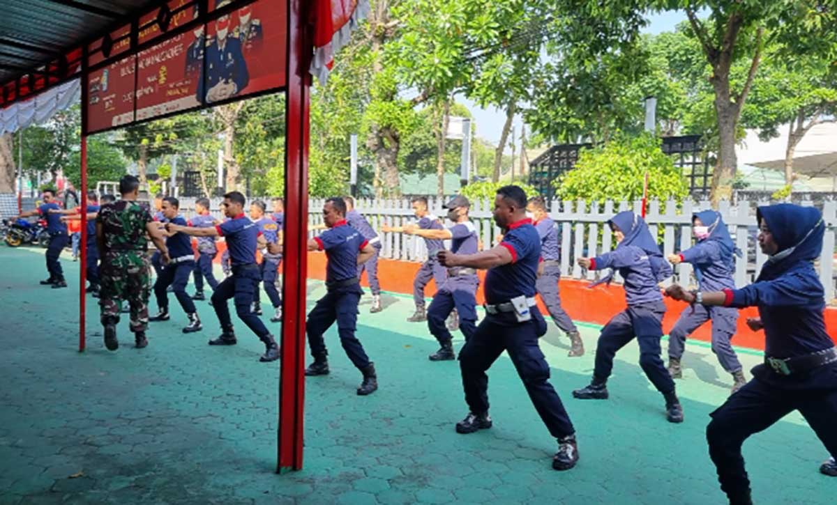 Petugas Lapas Jombang saat latihan PHH. (ful) - Antisipasi Kerusuhan, Petugas Lapas Jombang Latihan Tanggulangi Huru-Hara.
