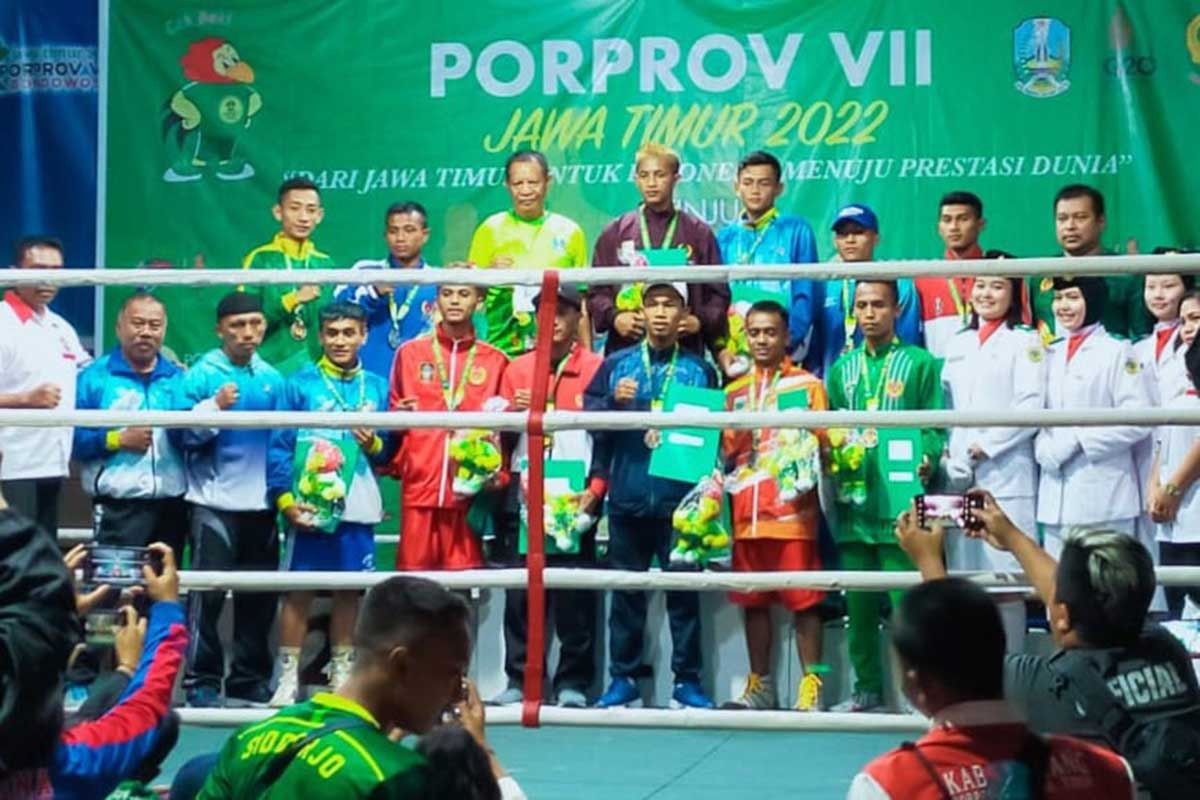 Atlet tinju Batu saat upacara penyerahan medali Porprov Jatim VII. (ist) - Trio Boxer Batu Sumbang 3 Perak di Porprov Jatim VII