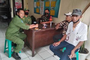 Babinsa Bandulan Komsos bersama warga dan Linmas. (ist) - Pembinaan Teritorial, Babinsa Bandulan Komsos Bersama Warga dan Linmas