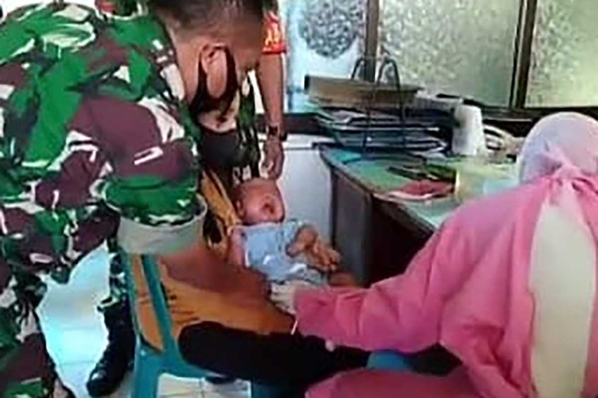 Babinsa Ciptomulyo hibur dan tenangkan anak-anak balita yang diimunisasi. (ist) - Tingkatkan Kekebalan Tubuh, 25 Balita Ciptomulyo Diimunisasi
