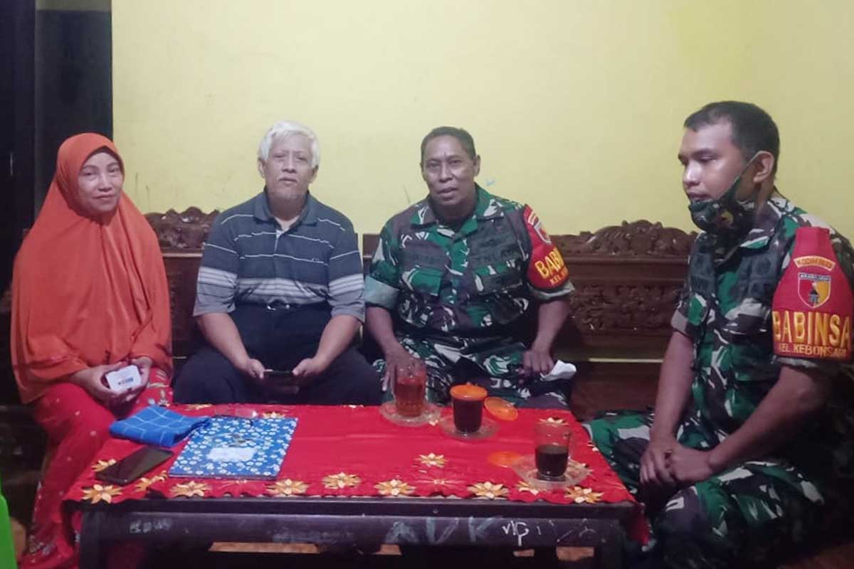 Babinsa Kebonsari Komsos bersama Purnawirawan. (ist) - Babinsa Kebonsari Komsos Bersama Purnawirawan