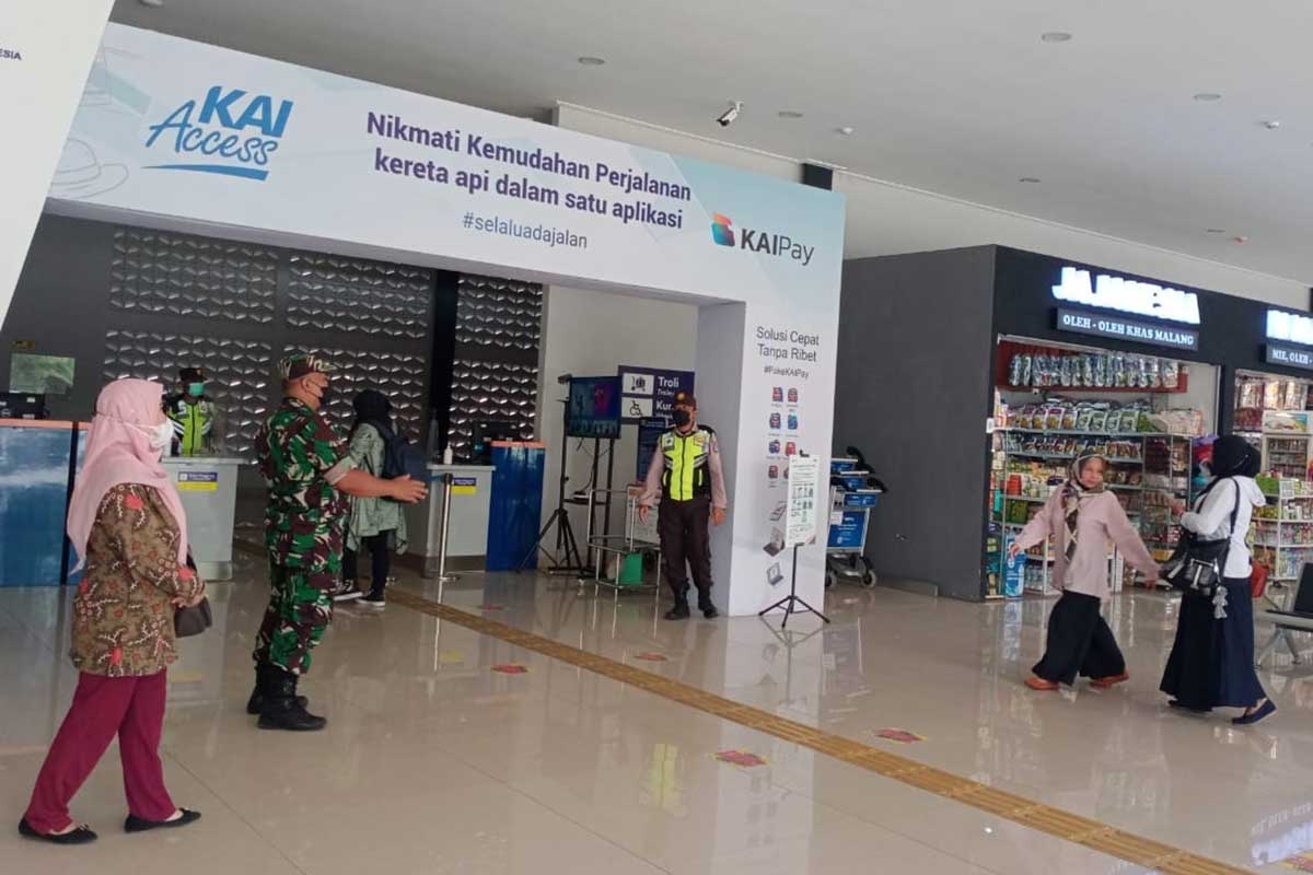 Babinsa Klojen cipta kondisi Stasiun Kota Baru. (ist) - Babinsa Klojen Bantu Cipta Kondisi Stasiun Kota Baru