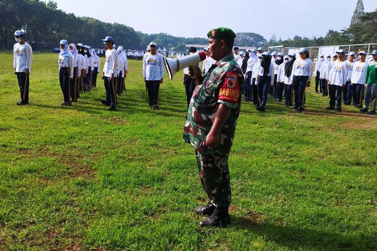 Babinsa Klojen latih PBB siswa SMAN 3 Kota Malang. (ist) - Babinsa Klojen Latih PBB Siswa SMAN 3 Kota Malang