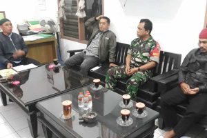 Babinsa Komsos bersama warga binaan RW 05 Bakalan Krajan. (ist) - Babinsa Komsos Warga Binaan RW 05 Bakalan Krajan