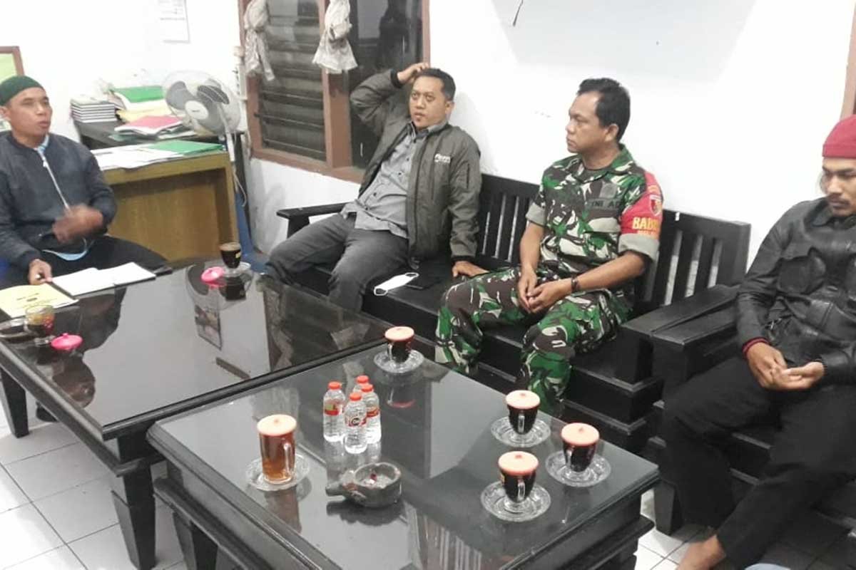 Babinsa Komsos bersama warga binaan RW 05 Bakalan Krajan. (ist) - Babinsa Komsos Warga Binaan RW 05 Bakalan Krajan