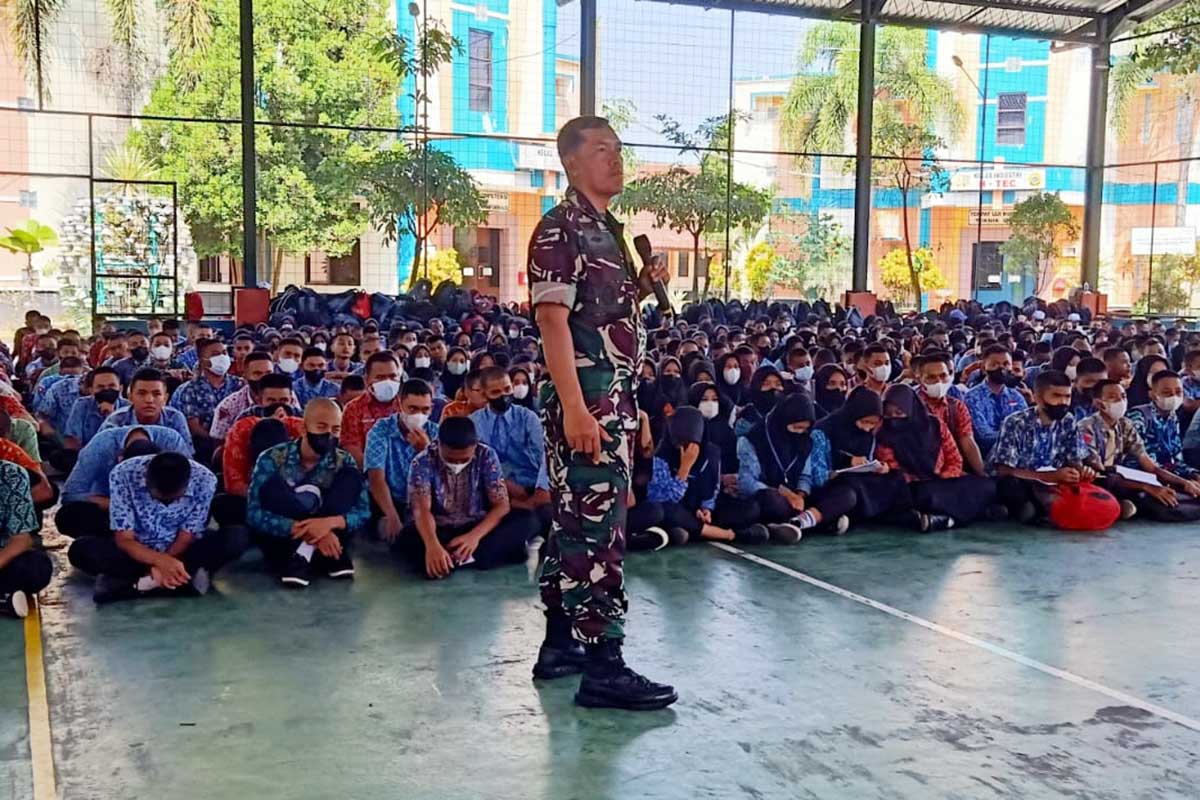 Babinsa Tlogowaru berikan wasbang dalam MPLS SMKN 10 Kota Malang. (ist) - Babinsa Tlogowaru Berikan Wasbang dalam MPLS SMKN 10 Kota Malang