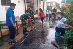 Babinsa bersama warga RW 02 Kauman kerja bakti bersihkan Kayutangan. (ist) - Babinsa Bersama Warga RW 02 Kauman Kerja Bakti Bersihkan Kayutangan