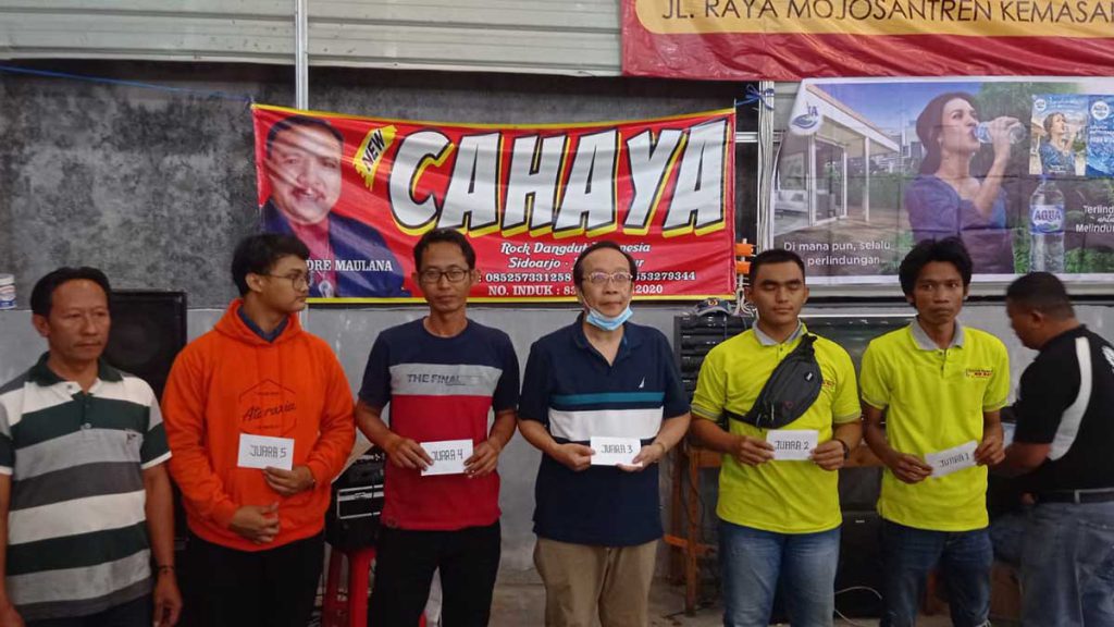 Bambang Sugik asal PIONMAS tengah saat menerima hadiah. (ful) - Atlet Catur Pionmas Raih Prestasi di Catur Cepat