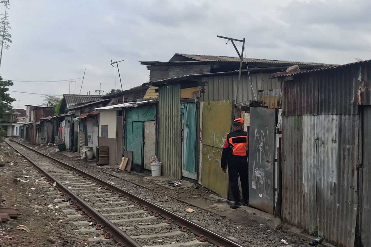 Bangunan yang akan dibongkar dekar rel kereta api di kawasan Kotalama-Jagalan. (bim) - Warga Terdampak Sterilisasi Rel KA di Kotalama-Jagalan Mulai Membongkar Mandiri