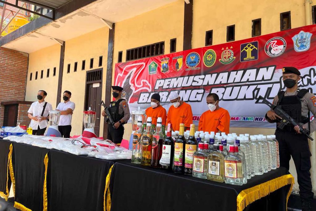 Barang Bukti yang dimusnahkan oleh Polresta Malang Kota. (bim) - Polresta Malang Musnahkan 20 Kg Sabu dan 72 Minol