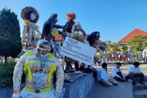Barisan patung yang bejejer di depan Balai Kota Among Tani Batu. (dik) - Barisan Patung Manusia Sampah Berjejer di Depan Balai Kota Among Tani Batu