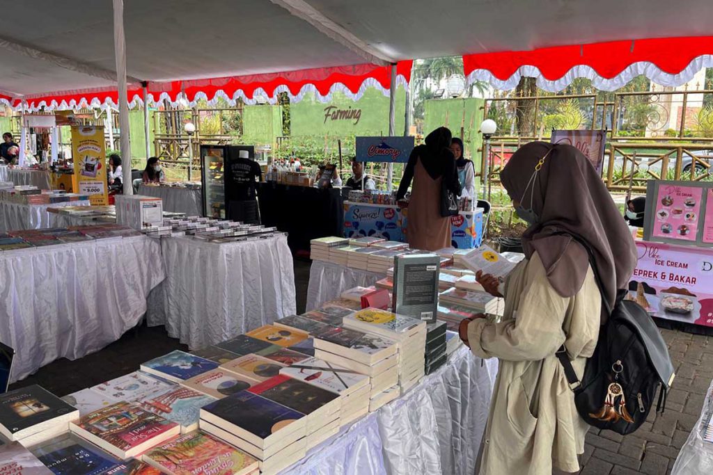 Bazar buku yang akan digelar selama empat hari di depan Perpustakaan Umum Kota Malang. (bim) - Peringati Hari Anak Nasional 2022, Dispussipda Kota Malang Gelar Bermacam Event