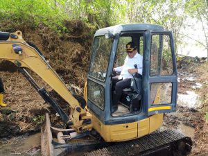 Bung Edi mengoperasikan alat penggali sedimen aliran sungai. (Ist) - Bung Edi Tinjau Proses Normalisasi Sungai Kawasan Klayatan