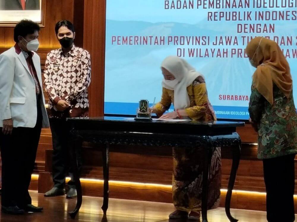 bupati bojonegoro anna muawanah juga termasuk yang melakukan penandatanganan nota kesepahaman