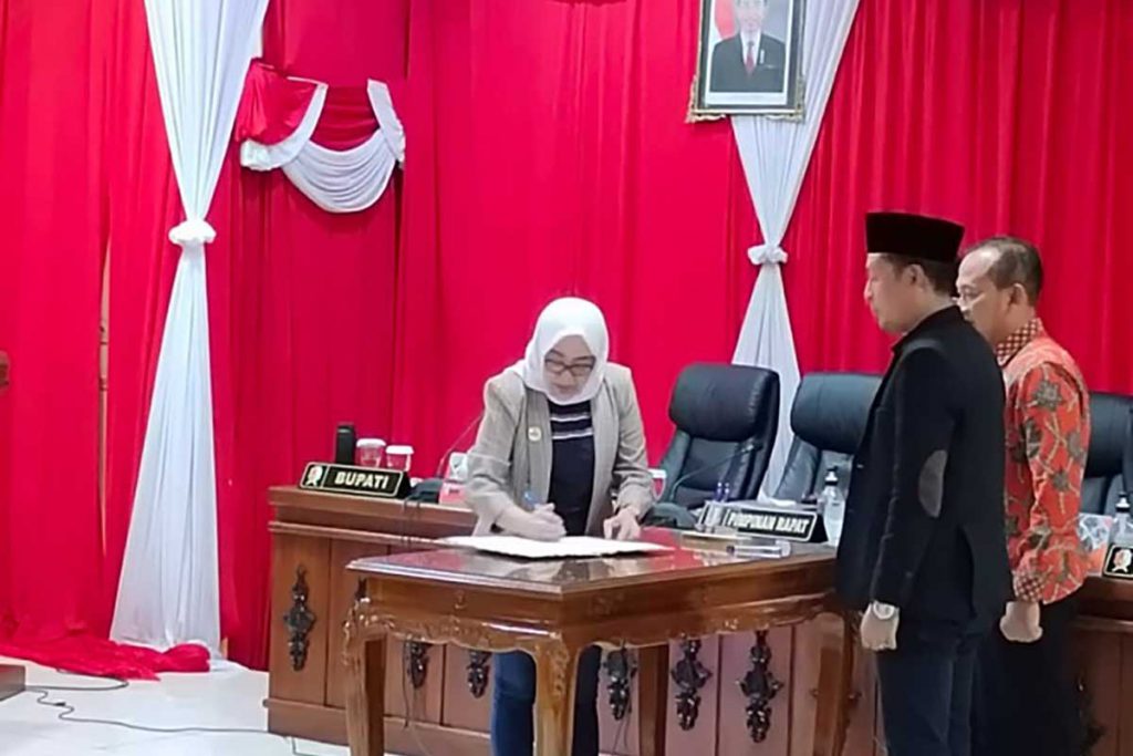 DANA PENDIDIKAN: Bupati Bojonegoro Anna Mu’awanah menyampaikan rancangan peraturan daerah (Raperda) tentang dana abadi pendidikan berkelanjutan saat Rapat Paripurna DPRD, Rabu (13/7/2022) di Ruang Paripurna Gedung DPRD Kabupaten Bojonegoro - Dana Abadi Pendidikan Bojonegoro Potensi untuk Mendirikan Universitas Negeri