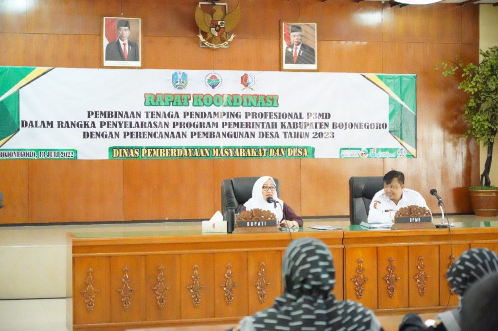 RAKOR: Bupati Bojonegoro Anna Muawanah saat menghadiri rapat koordinasi Pembinaan Tenaga Pendamping Profesional Program Pembangunan dan Pemberdayaan Masyarakat Desa (P3MD) Se-Kabupaten Bojonegoro, Rabu (13/7/2022) di Ruang Pertemuan Angling Dharma pemkab Bojonegoro - Desa Bisa Turunkan Angka Kemiskinan, Bupati Bojonegoro Janjikan Dana Insentif