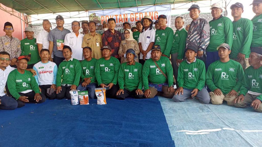 FOTO BERSAMA: Bupati, Direktur PT, Kadis Pertanian usai acara Wiwit Pannen Padi dan Bimtek Pertanian. (ful) - Kadis Pertanian: Petani Tidak Bisa Bertani Tanpa Adanya Kerjasama - Wiwit Panen Padi dan Bimtek Pertanian Poktan Gedang, Tambak Beras Jombang