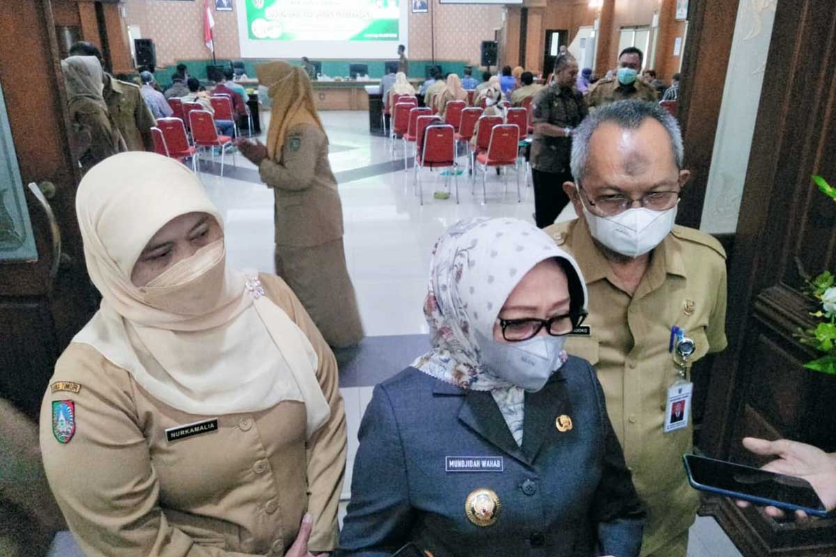 Bupati Jombang, Hj. Mundjidah Wahab saat menjawab pertanyaan wartawan usai sosialisasi kebijakan perberasan. (pul) - Upaya Pemkab Jaga Stabilitas Harga dan Kualitas Beras
