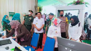 Bupati didampingi Wakil Bupati saat tinjau lapak DPMPTSP. (ful) - Melalui Aplikas OSS, Proses Pelayanan Perijinan Bisa Dilakukan di Rumah
