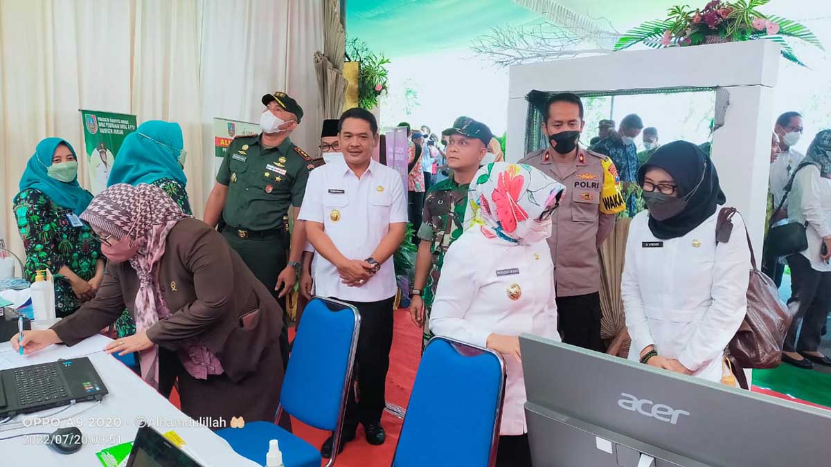 Bupati didampingi Wakil Bupati saat tinjau lapak DPMPTSP. (ful) - Melalui Aplikas OSS, Proses Pelayanan Perijinan Bisa Dilakukan di Rumah