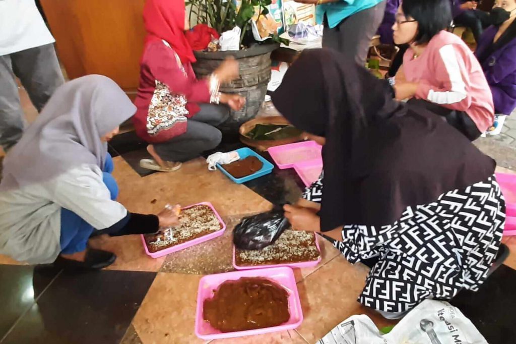 cetak jenang kaum perempuan sedang mencetak jenang yang baru diturunkan dari tungku