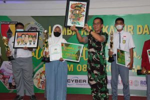 Dandim 0833 berikan hadiah lomba karikatur dan lomba video Salam Satu Jiwa Indonesia. (ist) - Ini Pemenang Lomba Karikatur dan Video Salam Satu Jiwa Indonesia