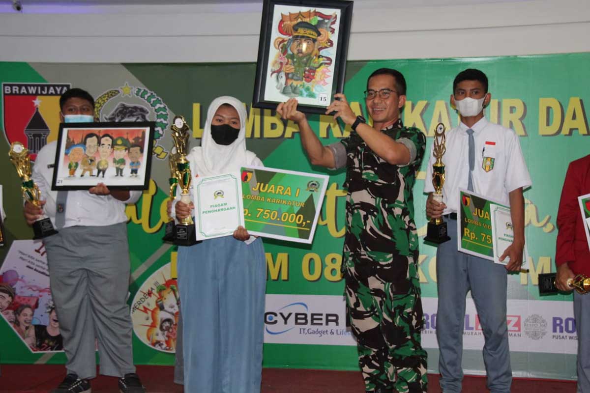 Dandim 0833 berikan hadiah lomba karikatur dan lomba video Salam Satu Jiwa Indonesia. (ist) - Ini Pemenang Lomba Karikatur dan Video Salam Satu Jiwa Indonesia
