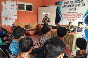 Danramil 0833/04 Koramil Sukun memberikan pembekalan Wasbang - Siswa Baru SMK PGRI Singhasari Dibekali Wasbang