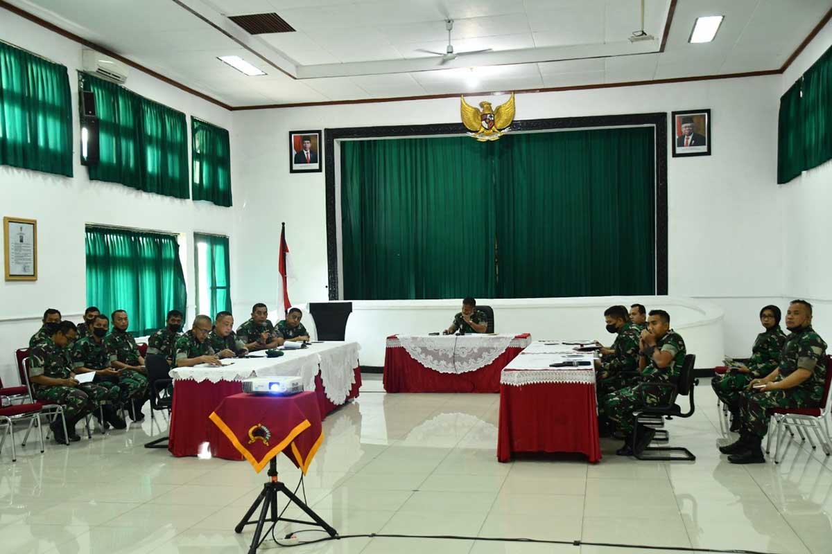 RAPAT: Danrem 083/Baladhika Jaya Kolonel Inf Yudhi Prasetiyo saat memimpin rapat kesiapan turnamen lanjutan Liga Santri Piala KSAD di tingkat Korem 083/Baladhika Jaya, Senin (25/7/2022) - Kolonel Yudhi Pimpin Rapat Kesiapan Liga Santri Tingkat Korem