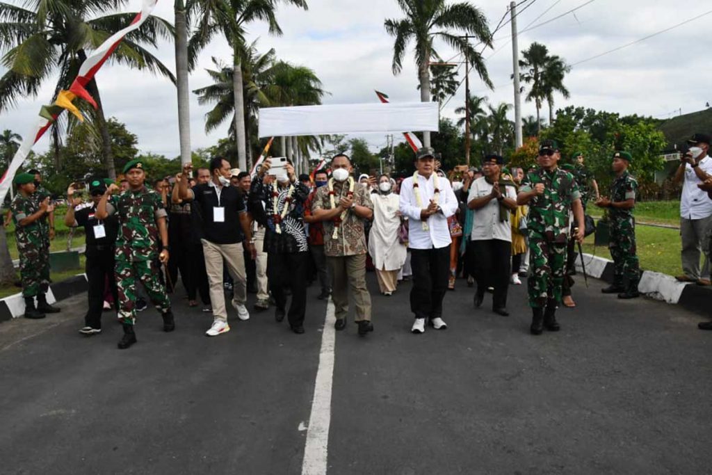 BANGGA: Danrem 083/Bdj Kolonel Inf Yudhi Prasetiyo, S.I.P dengan bangga ikut serta menghadiri reuni akbar bersama sesepuh, senior dan seluruh anggota Batalyon Infantri 527/BY, Minggu (17/07/2022) - Dengan Bangga Danrem 083/Bdj Hadiri Reuni Akbar Yonif 527/Baladibya Yudha