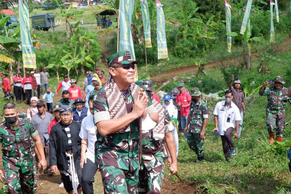 TANAM SERENTAK: Danrem 083/Bdj Kolonel Inf Yudhi Prasetiyo memimpin aksi tanam serentak padi dan jagung yang dipusatkan di Kecamatan Sumbermanjing, Kabupaten Malang, Rabu (13/7/2022) - Tanam Serentak, Bukti Komitmen Korem Baladhika Jaya Dukung Ketahanan Pangan