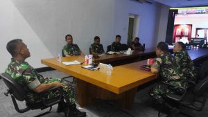 VIDCON: Danrem 083/Bdj didampingi Kasrem dan para Kasi Korem 083/Bdj saat mengikuti video conference (Vicon) dengan Menko Marves Luhut B Pandjaitan - Tingkat Cakupan Vaksinasi PMK Lebih Dari 50 Persen - Penekanan Menko Marves saat  Vidcon Bersama Danrem 083/Bdj