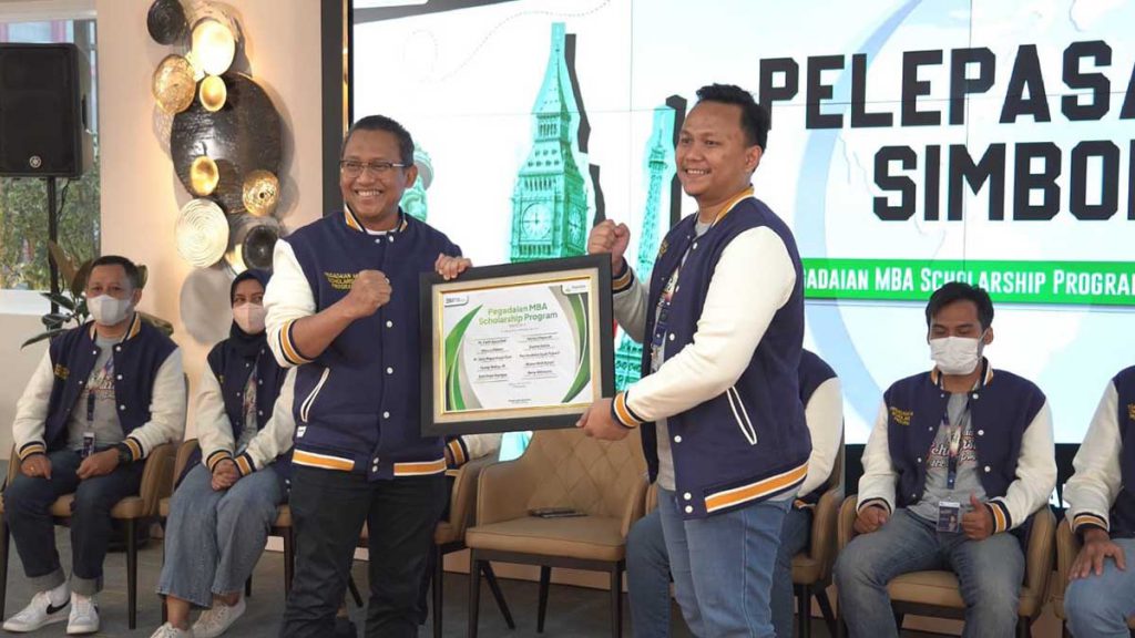BEASISWA: Dirut PT Pegadaian Damar Latri Setiawan saat melepas insan pegadaian yang lolos seleksi mendapatkan beasiswa untuk melanjutkan sekolah MBA di luar negeri - Pegadaian Berikan Beasiswa ke Amerika dan Eropa