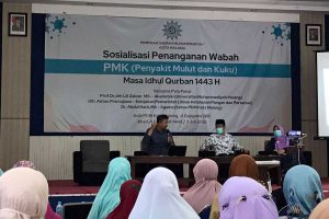 Dispangtan Kota Malang, bersama tokoh agama dalam sosialisasi penanganan wabah PMK. (ist) - Jelang Idul Adha 2022 Dispangtan Kota Malang Gencar Tangani PMK