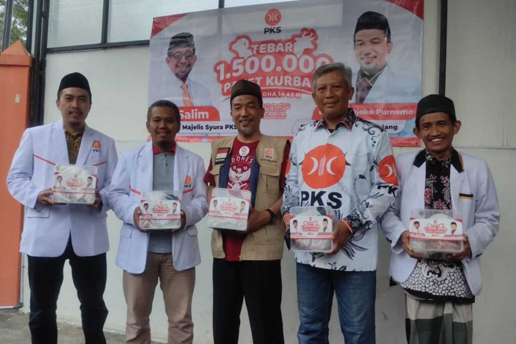 DPD PKS Kota Malang Tebar 14.000 Paket Kurban 1 Ernanto Djoko Purnomo, diapit anggota dewan dan pengurus DPD, yang siap menebar paket kurban. (rhd) - DPD PKS Kota Malang Tebar 14.000 Paket Kurban