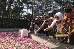 Forkopimda Kota Malang, melakukan tabur bunga di Monumen Pahlawan Trip, mengenang jasa perjuangan para pahlawan. (bim) - Forkopimda Tabur Bunga Peringati 75 Tahun Peristiwa Jalan Salak