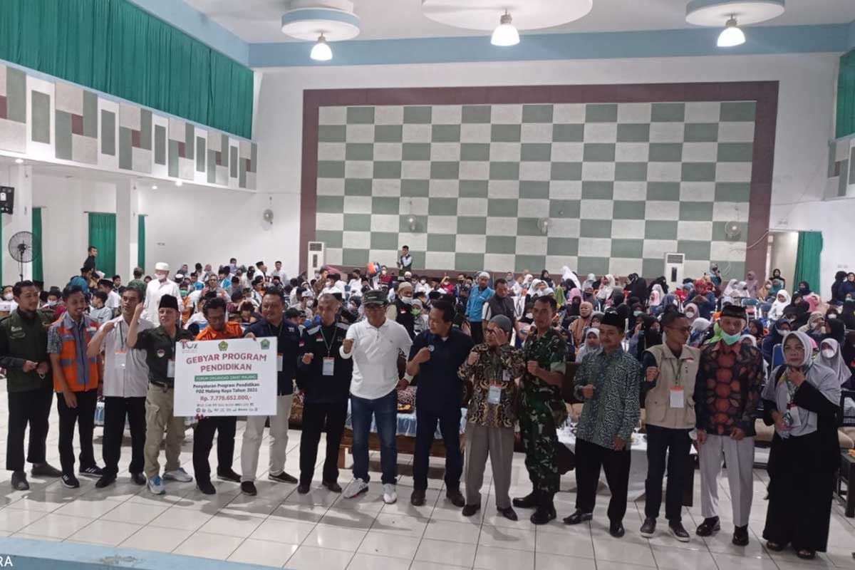 Foto bersama Wawali, FOZ, dan para penerima bantuan pendidikan. (ist) - Forum Organisasi Zakat Salurkan Bantuan Pendidikan Bagi Pelajar se-Malang Raya