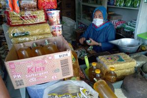 Foto ilustrasi pedagang minyak goreng. (ist) - Sosialisasi Aplikasi Semirah Diperpanjang Tiga Bulan