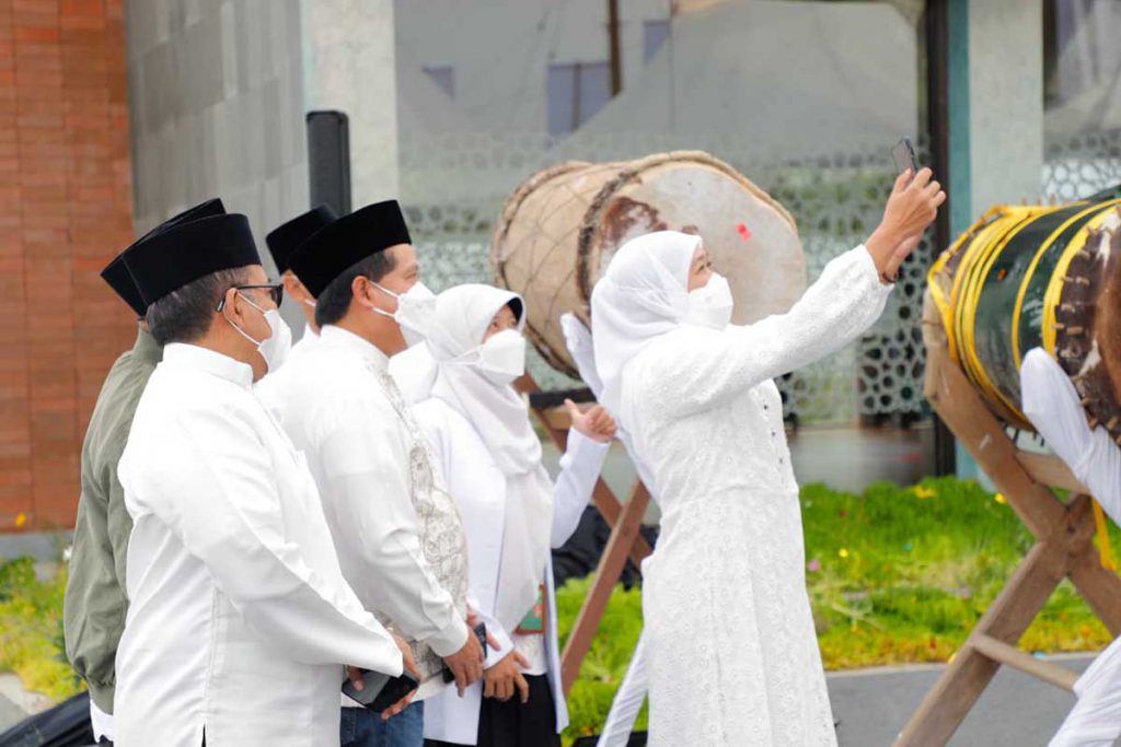 PERESMIAN: Gubernur Jatim Khofifah Indar Parawansa bersama Dirut Bank Syariah Indonesia (BSI) meresmikan masjid yang berlokasi di Jalan Penanjakan Bromo, Desa Wonokitri, Kecamatan Tosari, Kabupaten Pasuruan - Kini Wisatawan Bisa Beribadah dengan Nyaman Sebelum Nikmati Sunrise - Gubernur Khofifah Resmikan Masjid BSI di Penanjakan Bromo