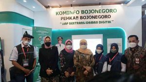 KUNJUNGI STAN: Gubernur Jawa Timur Khofifah Indar Parawansa saat mengunjungi stand pameran digitalisasi milik Dinas Kominfo Kabupaten Bojonegoro - Gubernur Khofifah Indar Parawansa Buka Jatim Kominfo Festival 2022