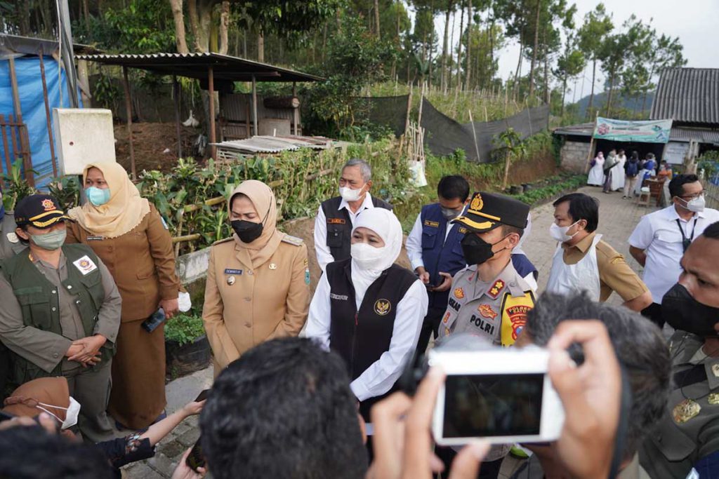 Gubernur Khofifah memberikan keterangan pada awak media. (ist) - Khofifah Kick Off Pertama Vaksin PMK Dosis Kedua di Kota Batu
